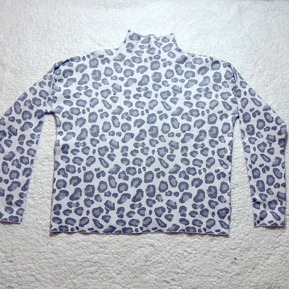 Tahari Women’s Gray Leopard Print Sweater Size Large - Picture 5 of 6